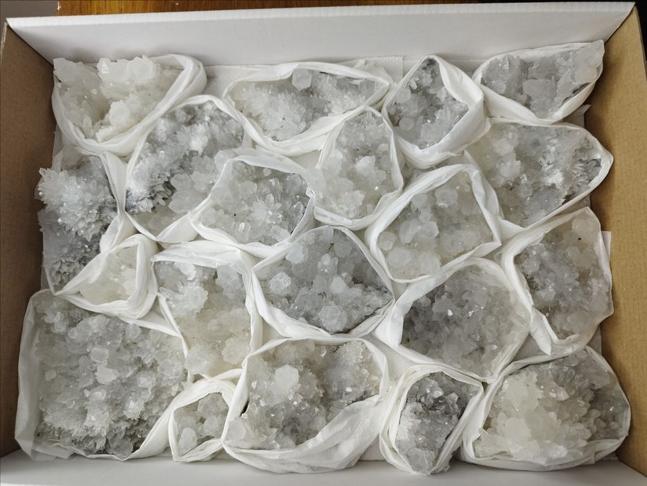 Минерали във кутии 23х30см