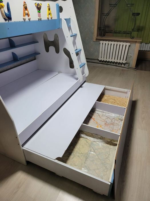 Детская двухъярусная кровать