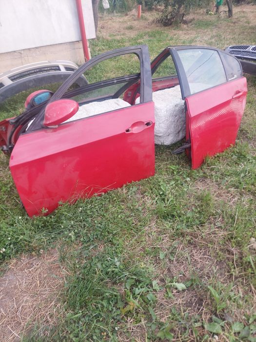 Piesele roșii E90 
Bara neagra F10