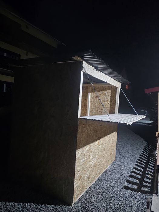 Căsuța din lemn facuta pentru comert este de 1,5m pe 2m r