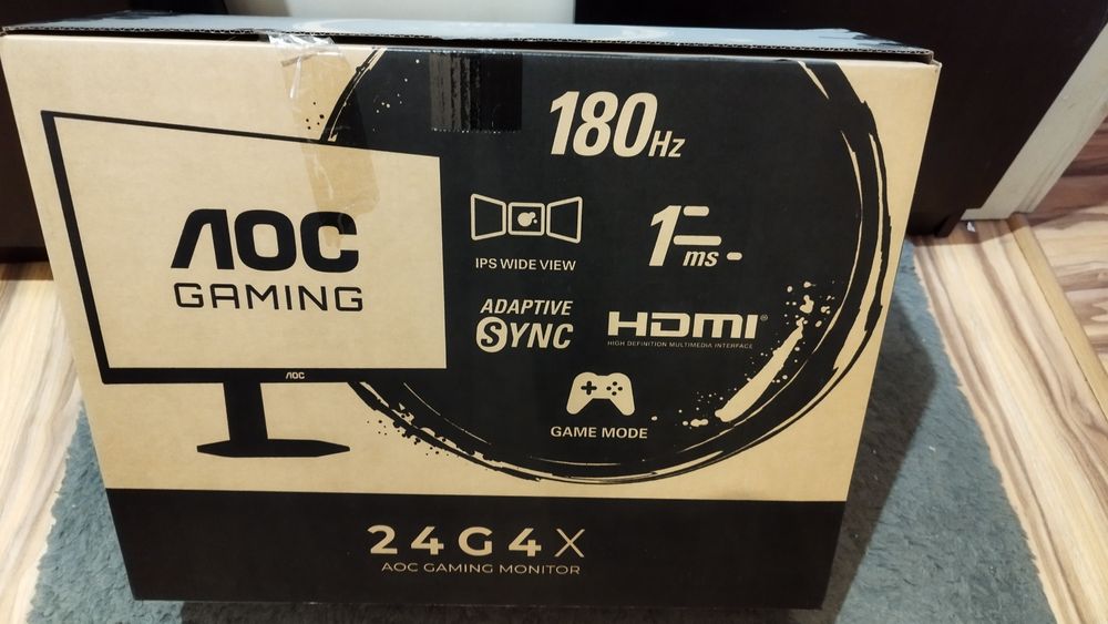 Геймърски компютър с монитор