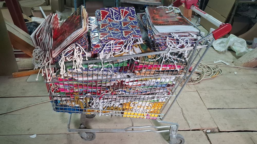 600-700 de pungi de cadouri in carucior de supermarket