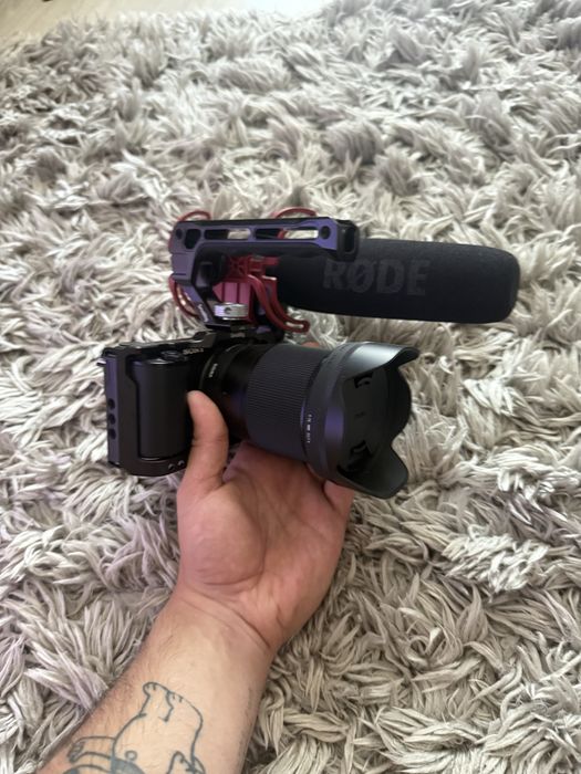 Vând Kit Vlogging Sony ZV-E10 4K + Microfon Røde VideoMic + Obiectiv Sigma + Cage/Mâner SmallRig