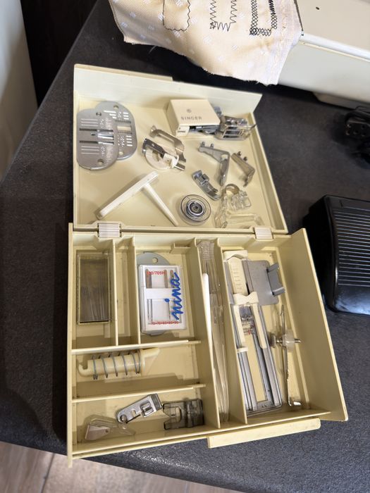 Masina de cusut surfilat si butoniere SINGER coase la gros