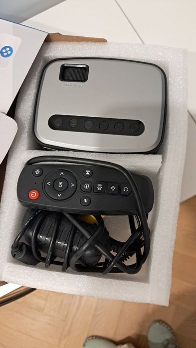 Продам новый мини проектор