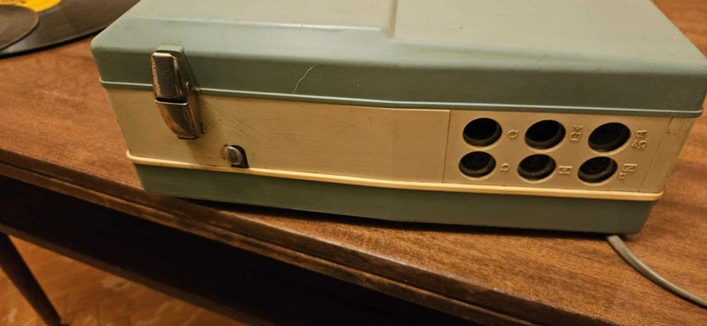 Стар ретро магнетофон Tesla