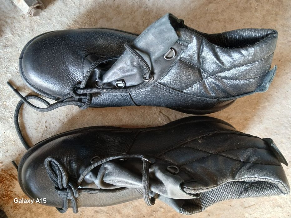 Ботина қысқы, жазғы жұмысқа киген арнайы.