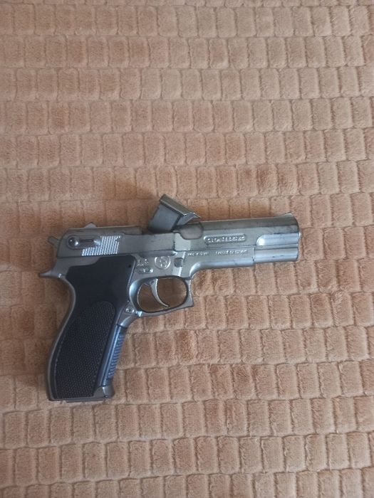 Pistol cu capse.