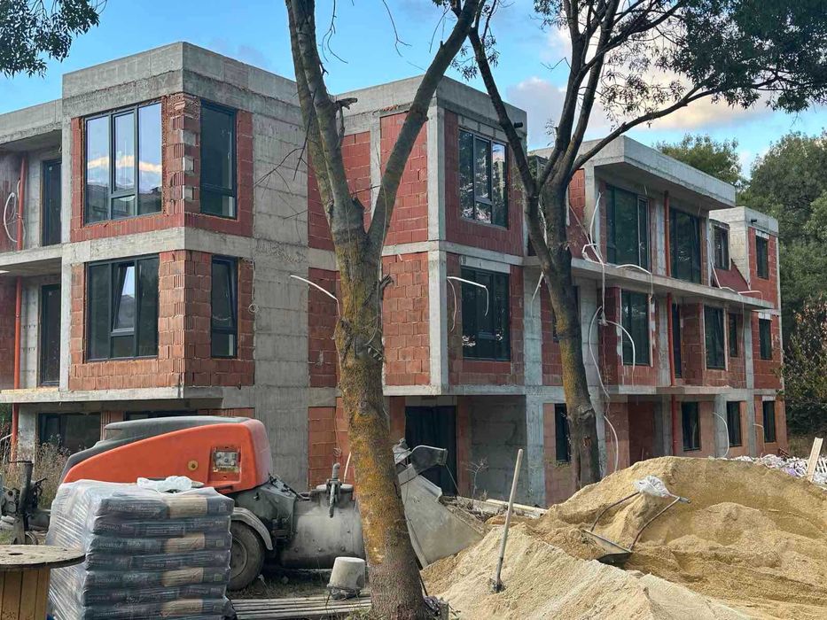 Продава 2-СТАЕН с. Лозенец с паркомясто и ид.части земя