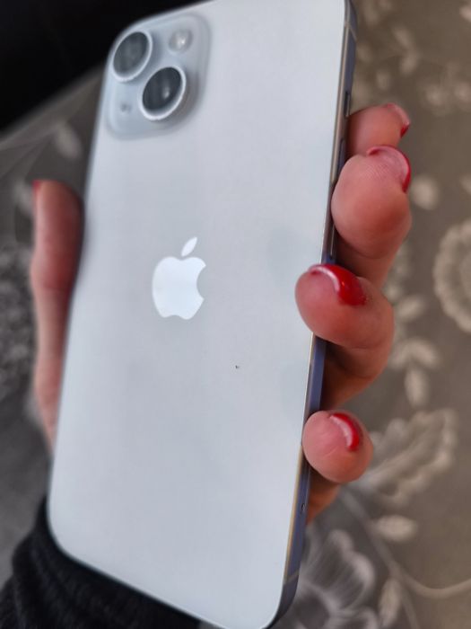 Телефон iPhone 15