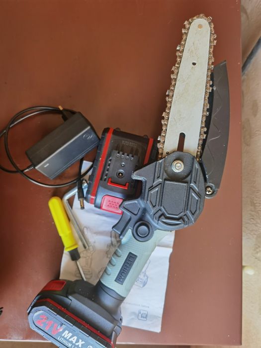 Елекрически трион на батерии .Шина 15см.