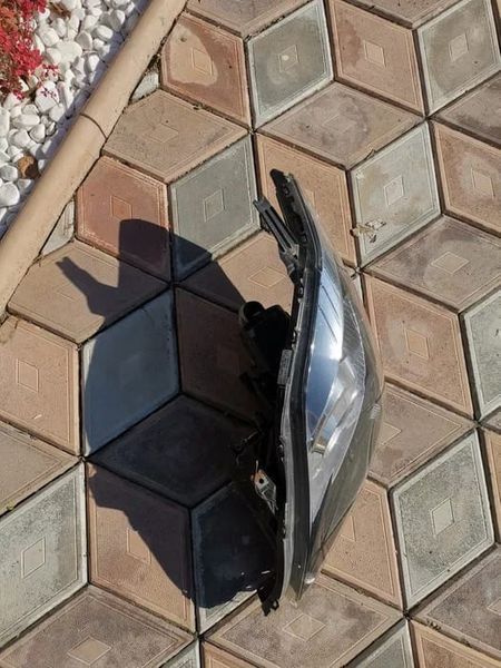 Far stânga mazda 5 xenon cr19 fundal negru.