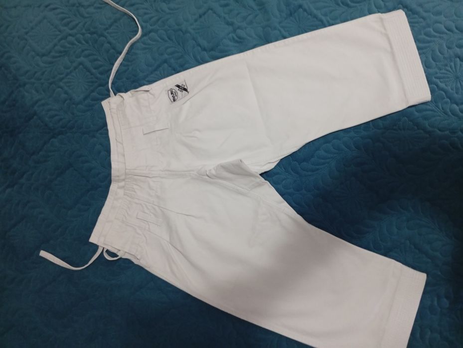 Vând kimonou de kata pentru karate