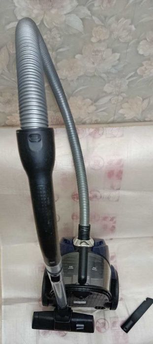 Пылесос Bosch 2200 W.Контейнер пылесборник.Отличный.Гарантия.