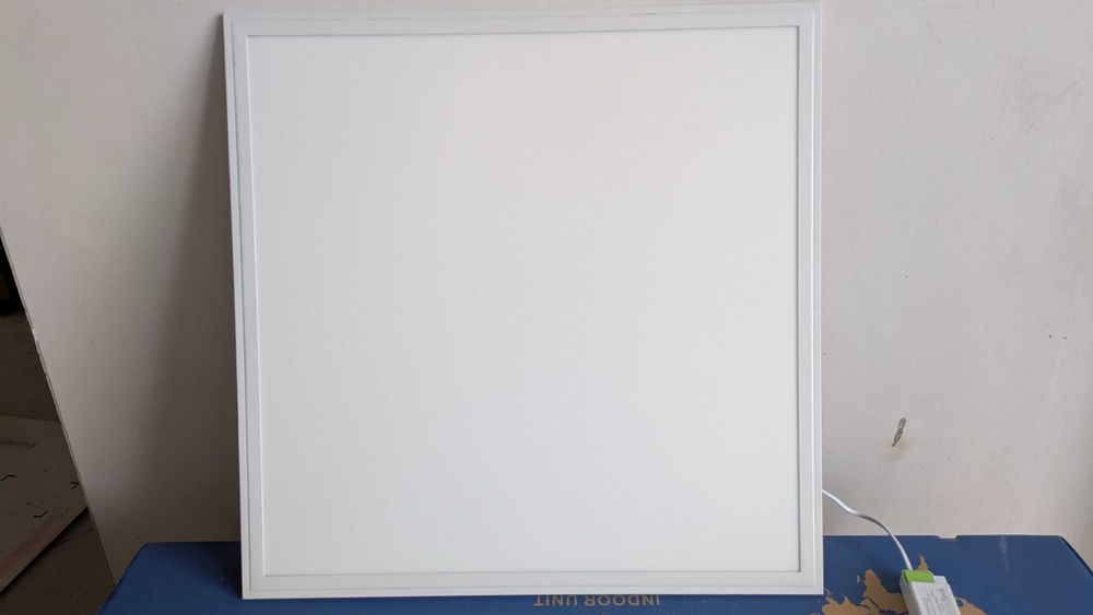 LED панел с топла светлина (2700K) 45W - 7бр. Продават се и отделно.