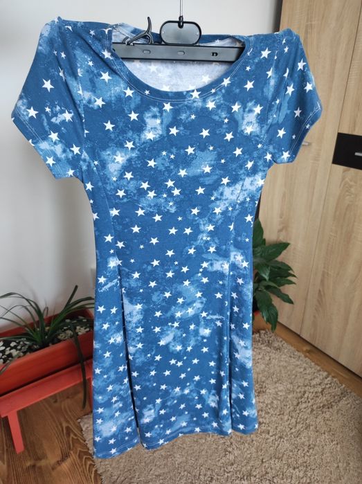 Rochie albastră cu stele albe.