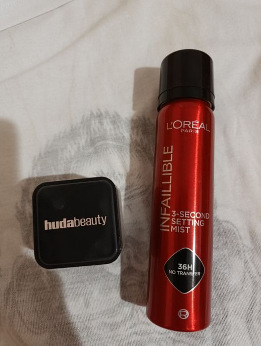 Мини пудра hudabeauty в цвят paund cake и сетинг спрей  Лореал 75 мл