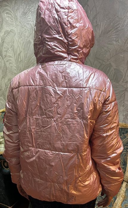 Продам Куртки новые .