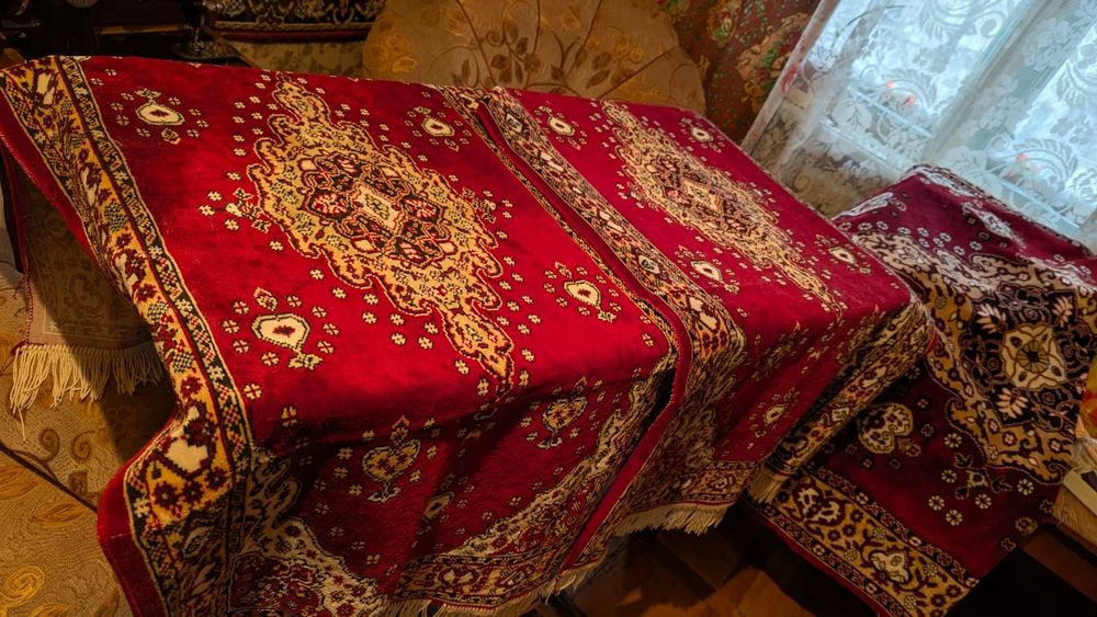 Ковёр красный с дивандеками