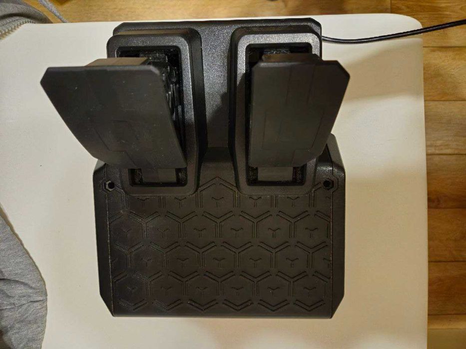 Волан Thrustmaster T128 с педали в перфектно състоятние (PC и XBOX)