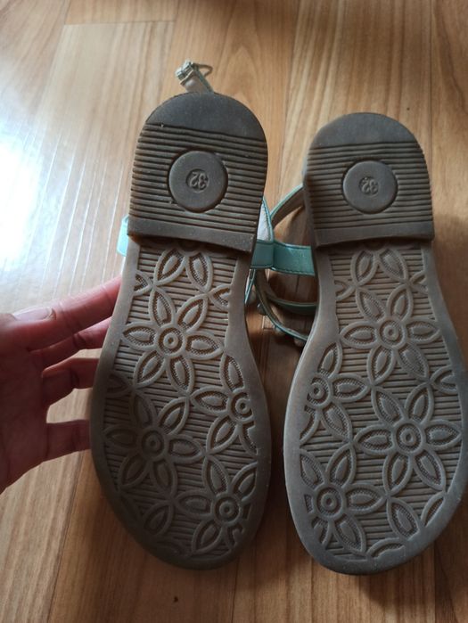 Продам босоножки