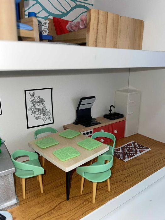 Casuta din lemn pentru papusi cu mobilier (LIDL) si figurine (FROZEN)