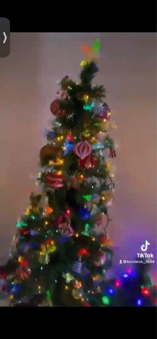 Ёлка с игрушками состояние хорошее.