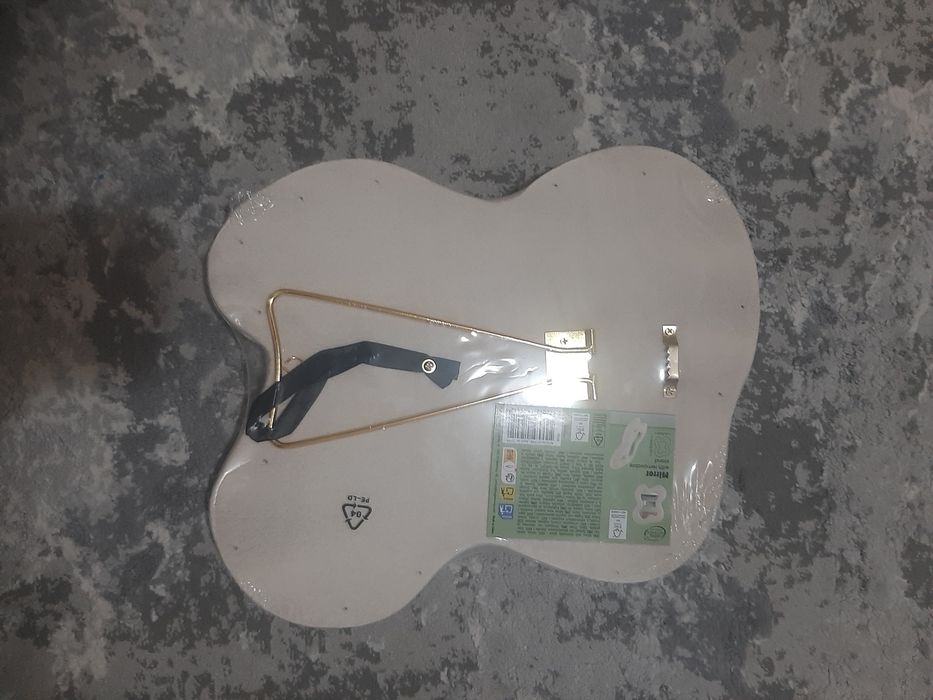 Oglindă ovală cu ramă de catifea