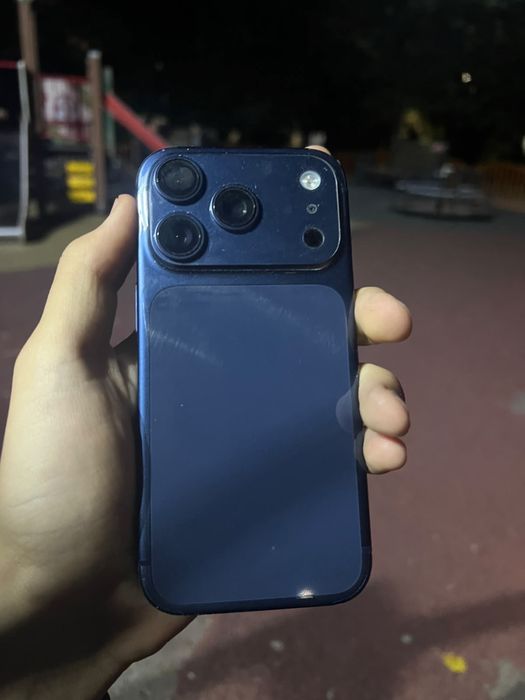 iPhone 17 pro синий цвет