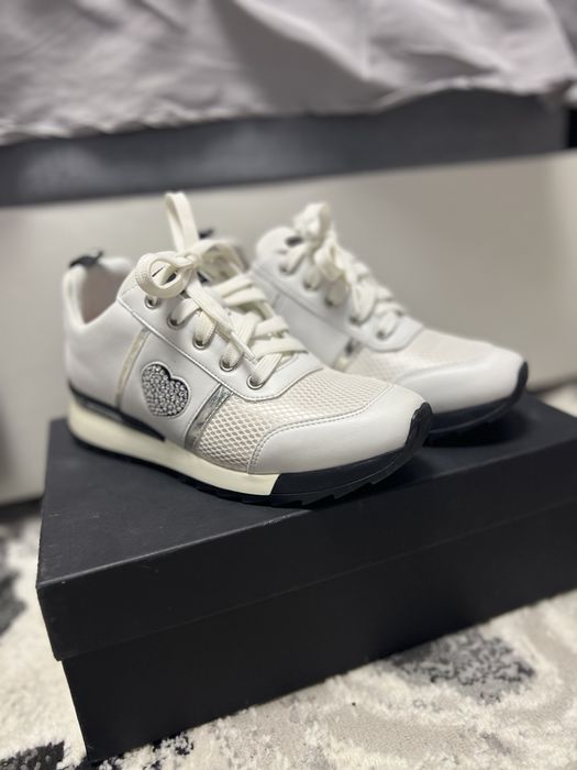 Adidasi moschino