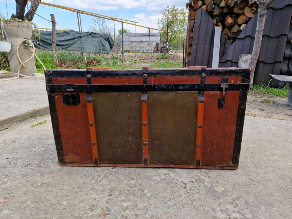 Vând cufăr vechi anii 1960