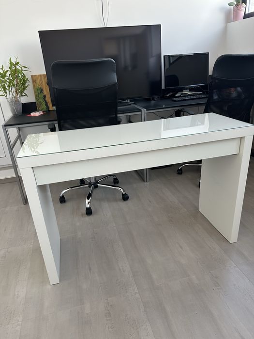 Vând măsuță/birou de machiaj Malm - Ikea