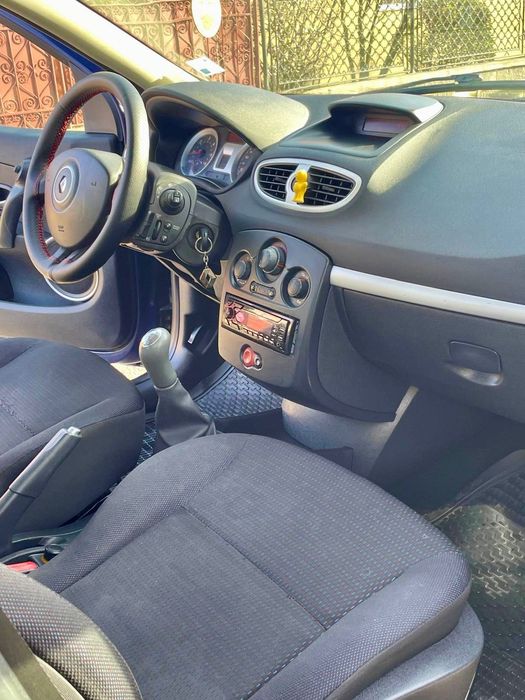 Renault Clio 1.5 DCI cu 2 seturi de genți și cauciucuri, iarnă și vara