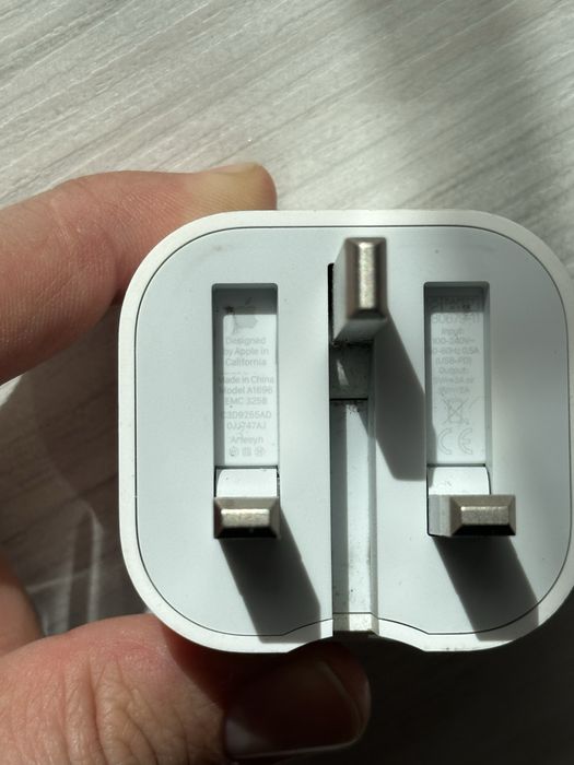 Accesorii Apple originale – Casti EarPods cu fir Lightning, adaptor VGA, încărcător UK USB-C, cablu prelungitor MacBook