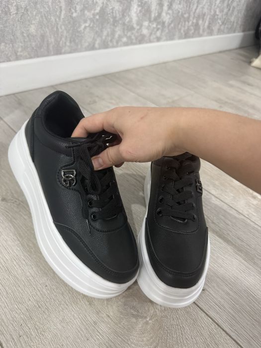 Крассовки черные новые