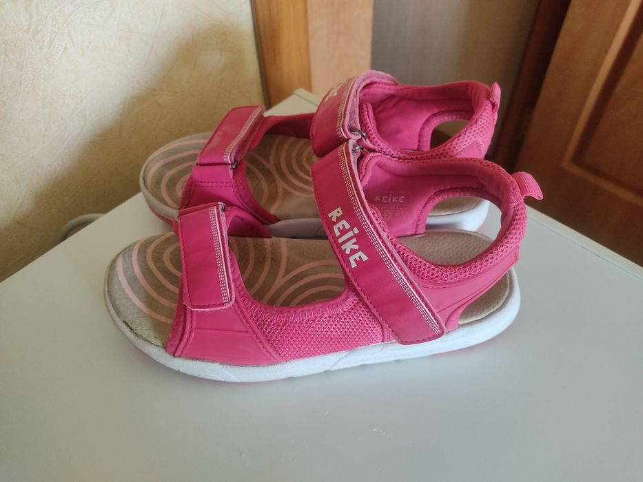 Продам сандали для девочки