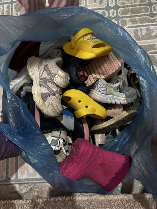 Отдам пакет детской обуви