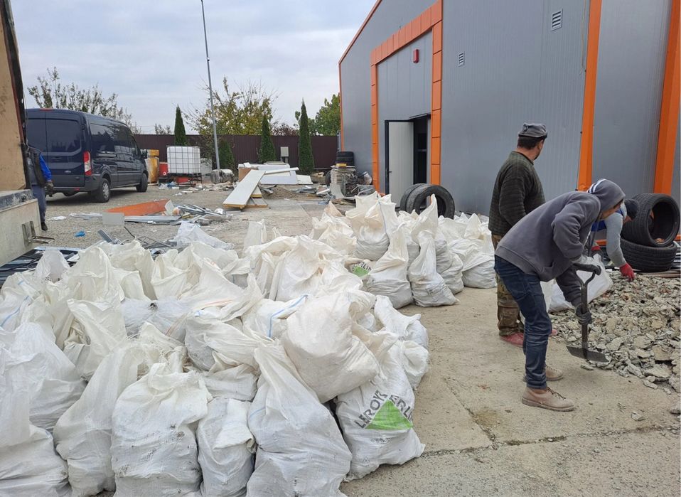 Transport moloz nisip piatra gunoi mobila demolari avem si manipulanti