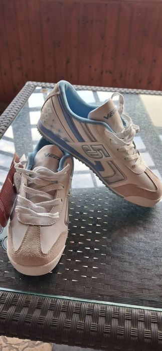 Adidași Veer sport – Noi, cu etichetă
Vând