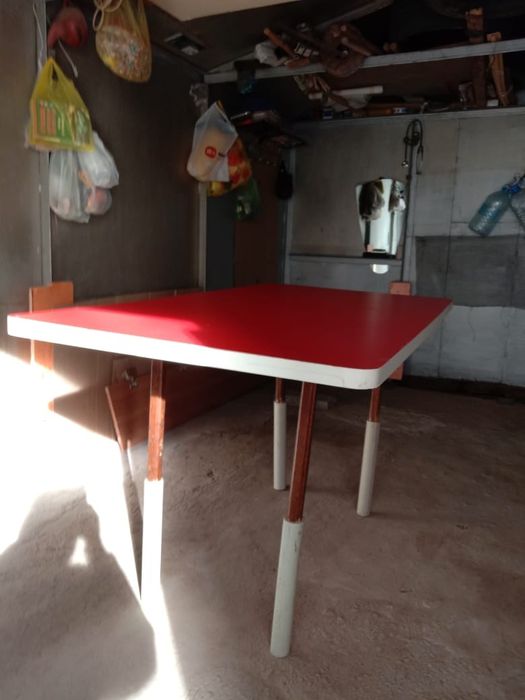 Продаётся кухонный стол с 3-мя стульями.