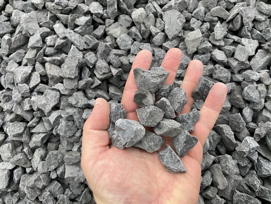 Livrez la comandă cribluri piatra concasata nisip sort balast pamant refuz de ciur si alte materiale necesare la constructii