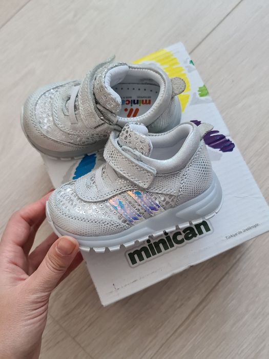 Детские кроссовки