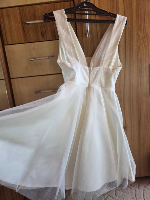 официална рокля на марката Cocoon в ХС размер,цвят екрю