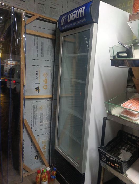 Витринний холодилник сотилади