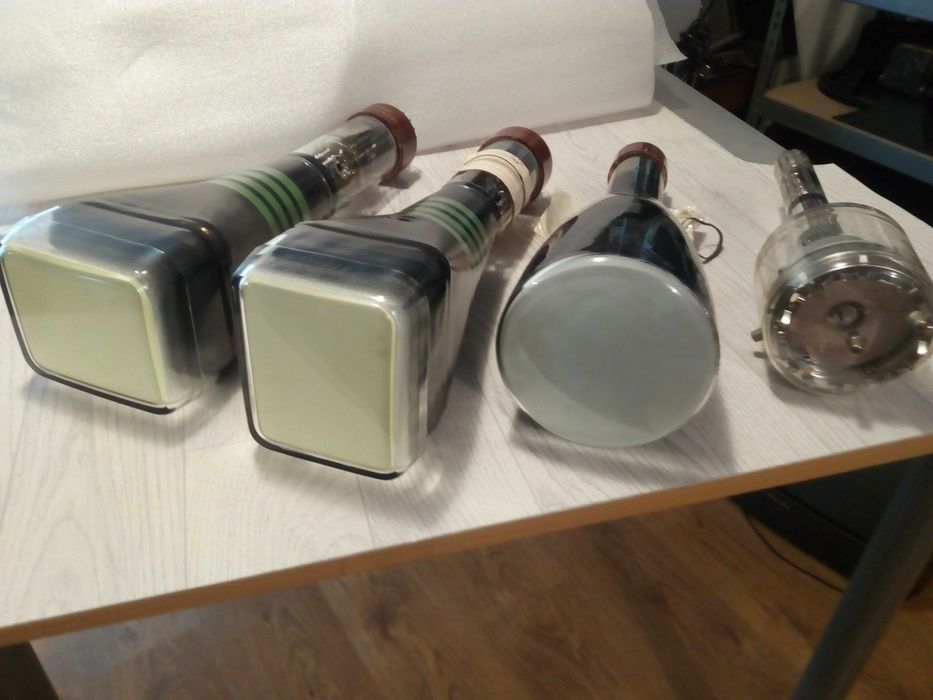 Продавам електронно-лъчеви тръби и кинескопи (CRT)