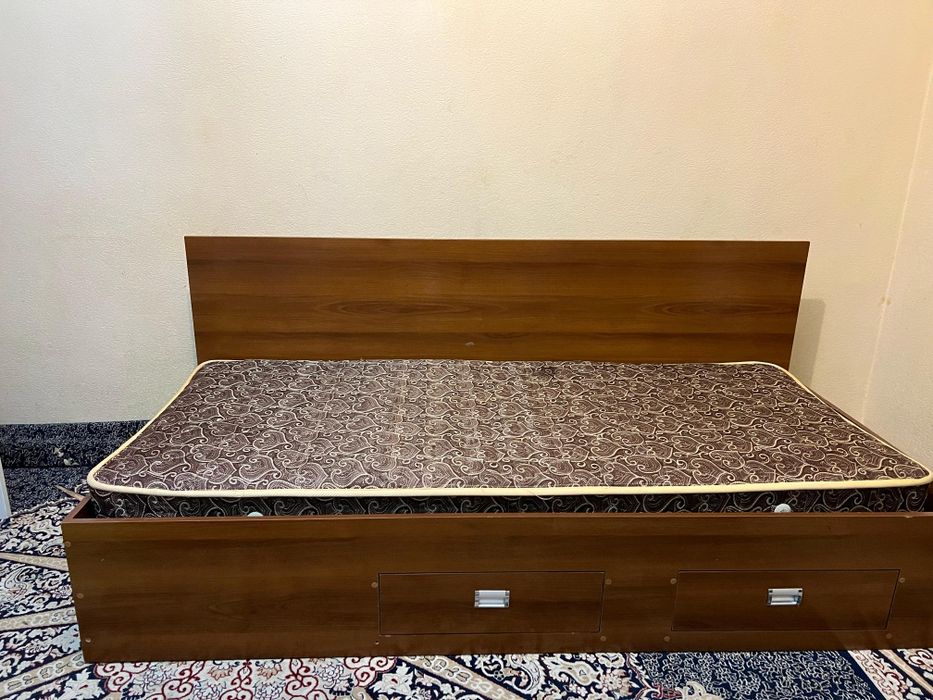 Продам кровать с матрасом