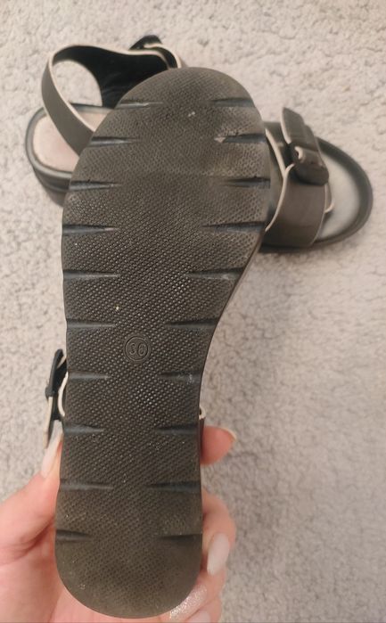 Продаётся сандалии на девочку.р36.в идеальном состоянии.стелька кожа.