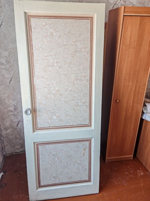 Белая дверь с ручкой