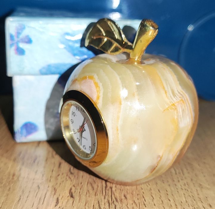 Часы-яблоко из камня оникс. С коробкой.