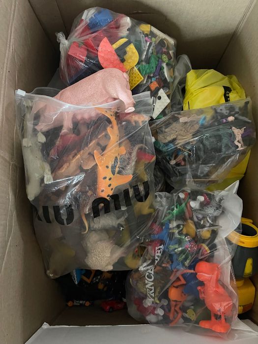 Продам игрушки три коробки